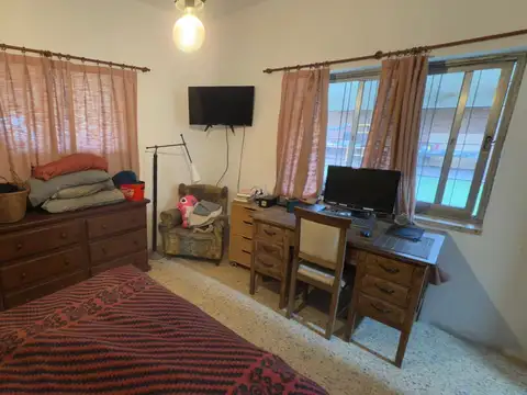 Venta casa de 2 dormitorios con amplio jardín parquizado, barrio Los Naranjos Granadero Baigorria