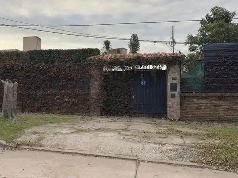 Venta casa de 2 dormitorios con amplio jardín parquizado, barrio Los Naranjos Granadero Baigorria