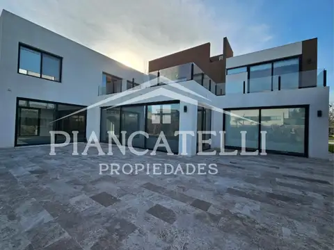 SOLIDA Y DESTACADA PROPIEDAD CON EXCELENTE CALIDAD CONSTRUCTIVA