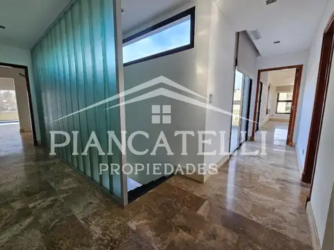 SOLIDA Y DESTACADA PROPIEDAD CON EXCELENTE CALIDAD CONSTRUCTIVA