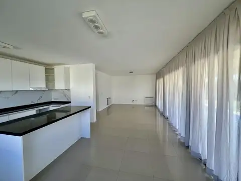 Casa en Alquiler con 3 cocheras