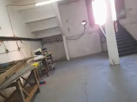 BOEDO, DEPOSITO , A LA CALLE, CON SOTANO,LUZ TRIFASICA,OFICCE,Y BAÑO,, BUENAS CONDICIONES DE IN...