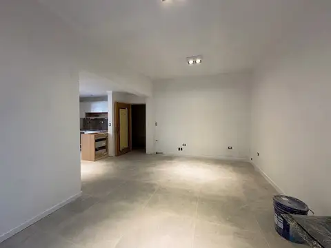 Venta Dpto de pasillo reciclado de dos dormitorios con patio y terraza