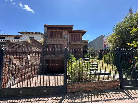 Casa en Venta con 3 cocheras