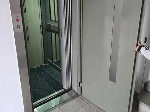 Oficina 9 ambientes con 4 baños