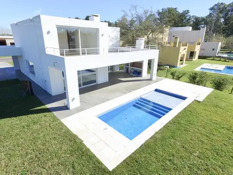 Casa 6 ambientes con 5 baños