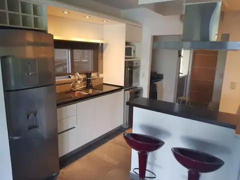 Casa en Alquiler con 4 cocheras