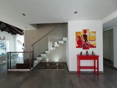 Casa 6 ambientes con 3 baños