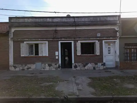 VENTA - Casa 2 dormitorios mas comodín, quincho y patio - Barrio Triángulo - Rosario