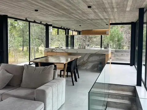 Casa 4 ambientes con 2 baños