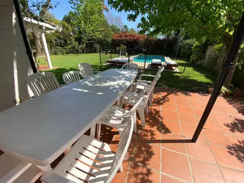 Casa en Alquiler con 4 cocheras