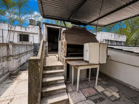 EN VENTA - CASA AL FRENTE 3 DORMITORIOS A RECICLAR  IDEAL CONSTRUCTORAS - BARRIO ESPAÑA Y HOSPITALES