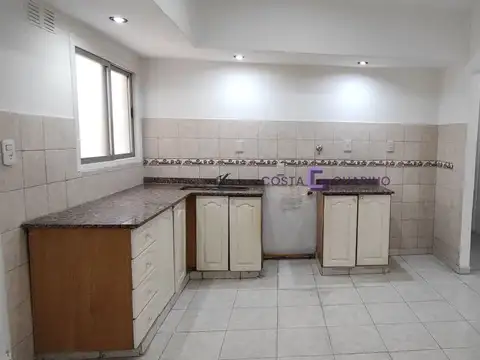 Departamento de 4 ambientes al frente en primer piso con patio y balcón