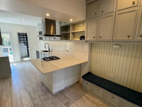 CASA 5 AMBIENTES EN ALQUILER EN MARTINEZ