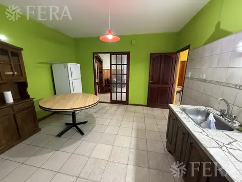 Venta casa 4 ambientes con cochera y jardín en Quilmes