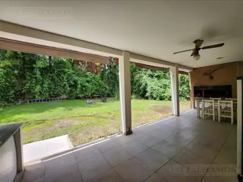 Casa 6 ambientes con 2 baños