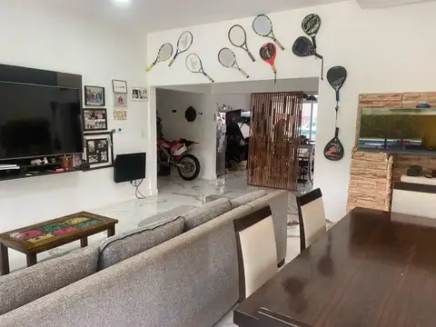 Casa en Venta con 2 cocheras