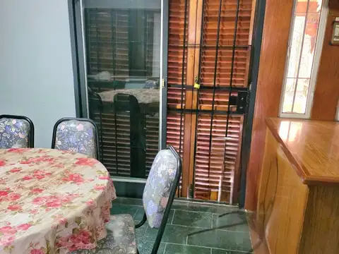 ALQUILER DE CASA 4 AMBIENTES CON COCHERA Y JARDIN