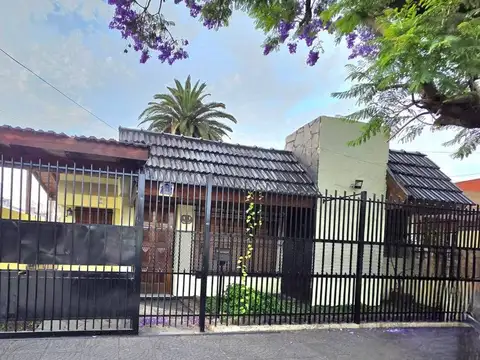 ALQUILER DE CASA 4 AMBIENTES CON COCHERA Y JARDIN