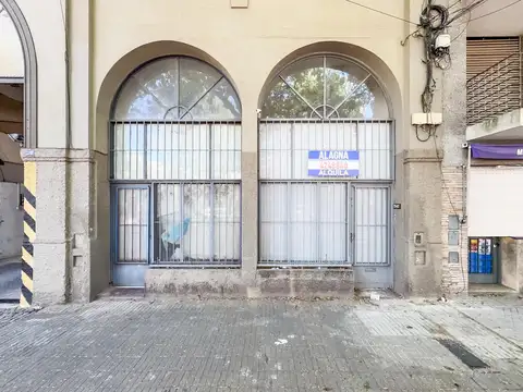 Local con vidriera en alquiler, entre piso, Abasto