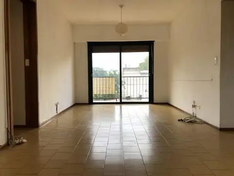 Departamento de 4 ambientes con balcon y cochera