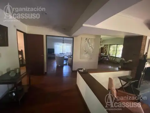 Casa 10 ambientes con 4 baños