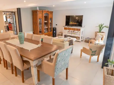 Chalet 5 amb. quincho, parque y piscina - A. Roffo y Av. Constitucion