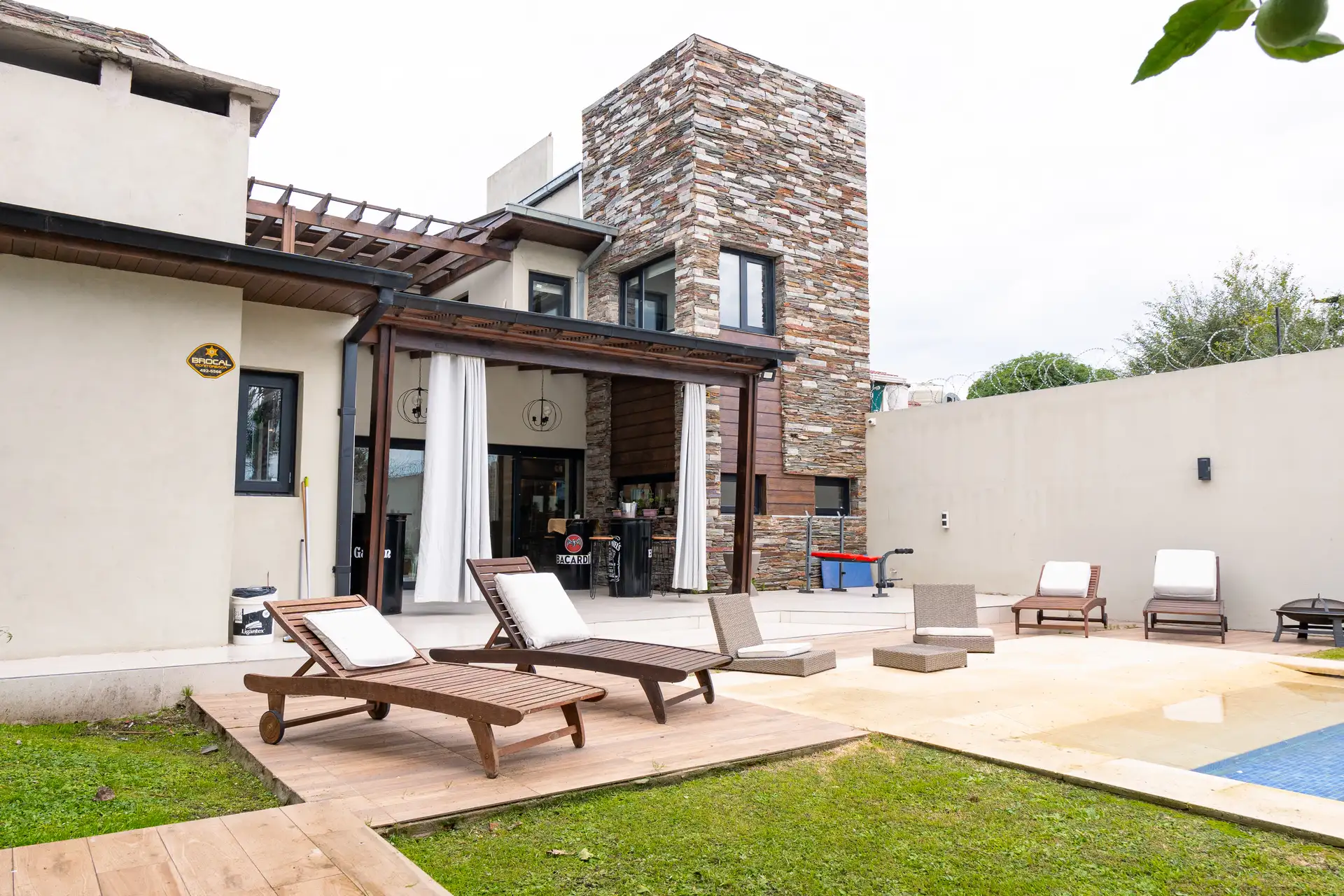 Chalet 5 amb. quincho, parque y piscina - A. Roffo y Av. Constitucion
