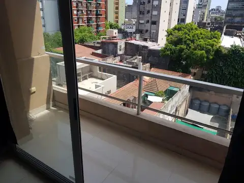 Muy buen departamento monoambiente con balcon.-