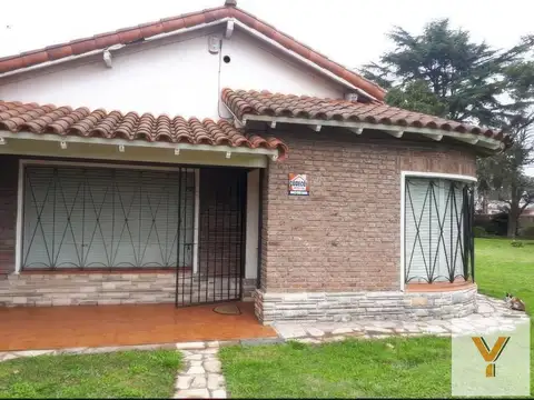 Casa en venta - 3 Dormitorios 2 Baños - Cocheras - 1.465Mts2 - Longchamps, Almirante Brown
