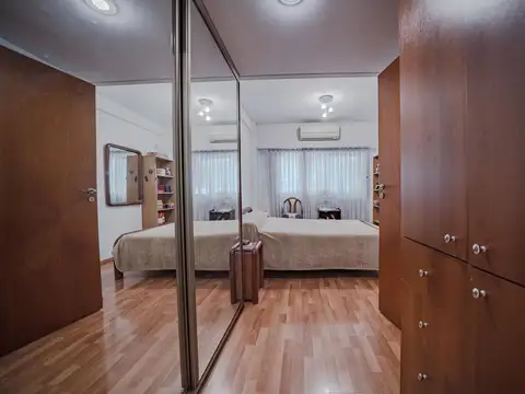 Departamento Semipiso de 4 ambientes con 3 baños y balcón aterrazado y patio en pleno Villa Urquiza