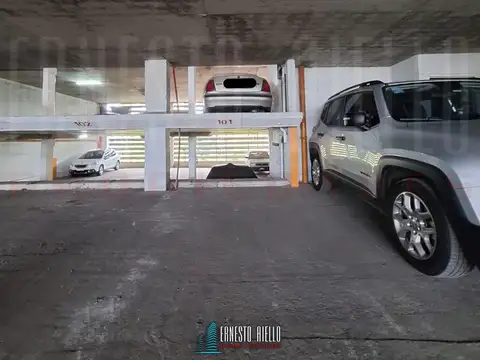 ALQUILER DE CÓMODA COCHERA EN SEGUNDO PISO EN QUILMES CENTRO.