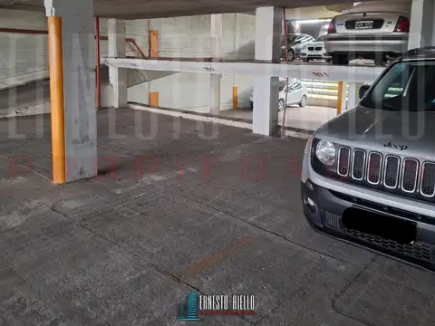ALQUILER DE CÓMODA COCHERA EN SEGUNDO PISO EN QUILMES CENTRO.