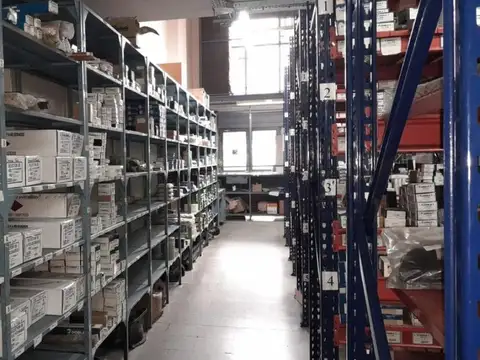 Venta Depósito c/ local y oficinas en Venta 380m² - CABA
