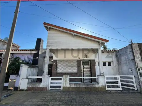 VENTA DE CASA 3 AMBIENTES, GARAJE, PATIO, EN MORÓN