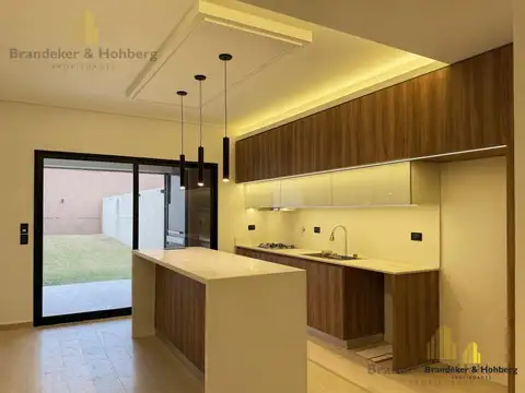 Tríplex a estrenar con Jardín y Doble cochera – Confort y Estilo en Cada Rincón