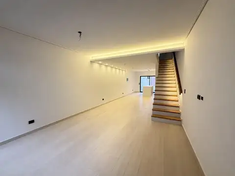 Tríplex a estrenar con Jardín y Doble cochera – Confort y Estilo en Cada Rincón