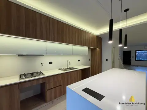 Tríplex a estrenar con Jardín y Doble cochera – Confort y Estilo en Cada Rincón