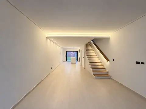 Tríplex a estrenar con Jardín y Doble cochera – Confort y Estilo en Cada Rincón