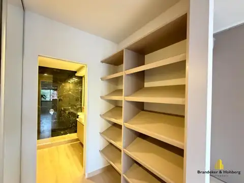 Tríplex a estrenar con Jardín y Doble cochera – Confort y Estilo en Cada Rincón