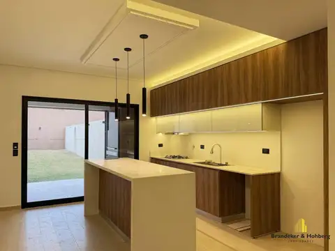 Tríplex a estrenar con Jardín y Doble cochera – Confort y Estilo en Cada Rincón