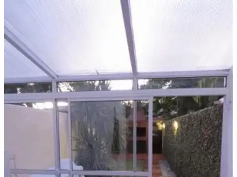 Duplex 3Amb. c/parque, e/autos y jdín inv.