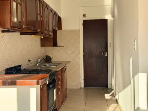 Piso de cuatro ambientes al frente con balcón corrido y vista al mar, Santiago del Estero 1400, La Perla