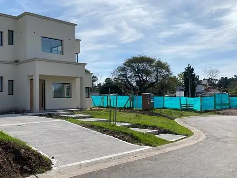 OPORTUNIDAD VENTA CASA CATEGORÍA A ESTRENAR PILAR