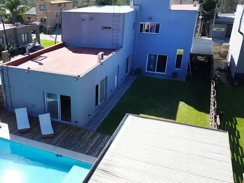 Casa en Venta con 2 cocheras