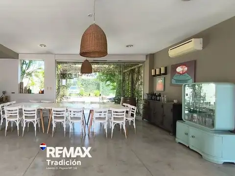 Casa 9 ambientes con 4 baños