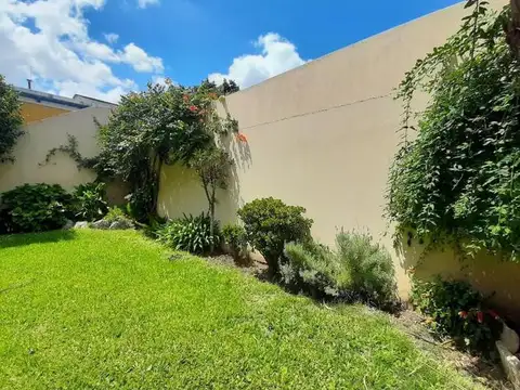 Casa 6 ambientes con 2 baños