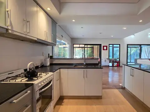 Casa en Venta con 2 cocheras