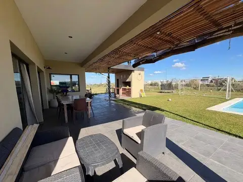 Casa 5 ambientes con 2 baños