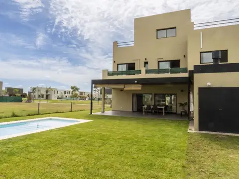 Casa en Venta con 4 cocheras